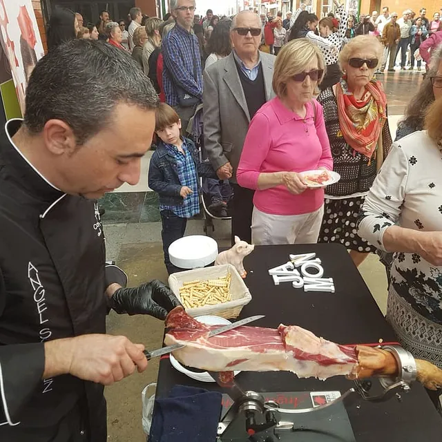 Ángel Sánchez Mena cortador de jamón